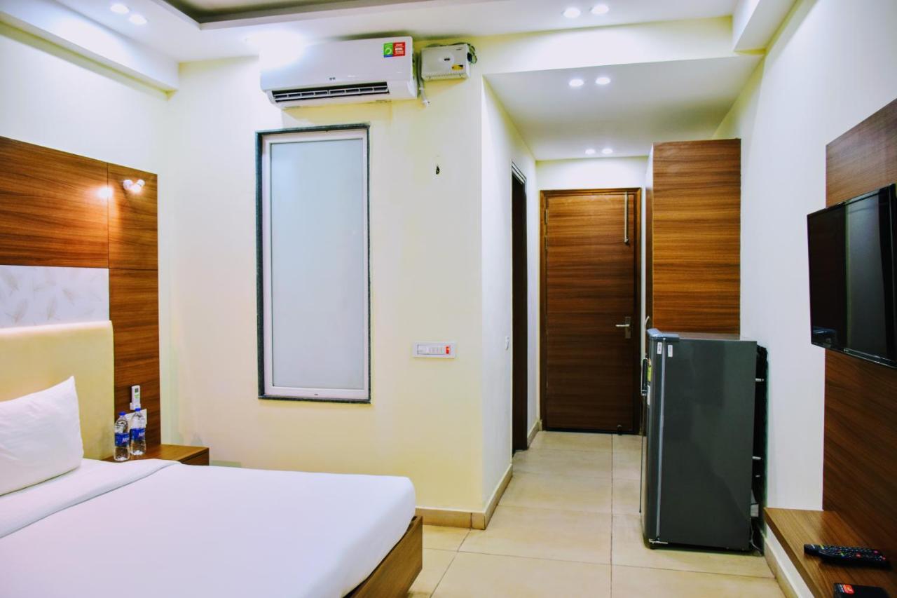 Hotel When In Gurgaon - Opposite To Artemis Hospital المظهر الخارجي الصورة