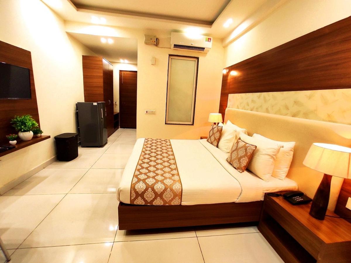Hotel When In Gurgaon - Opposite To Artemis Hospital المظهر الخارجي الصورة