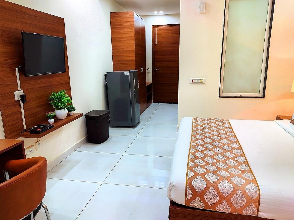 Hotel When In Gurgaon - Opposite To Artemis Hospital المظهر الخارجي الصورة